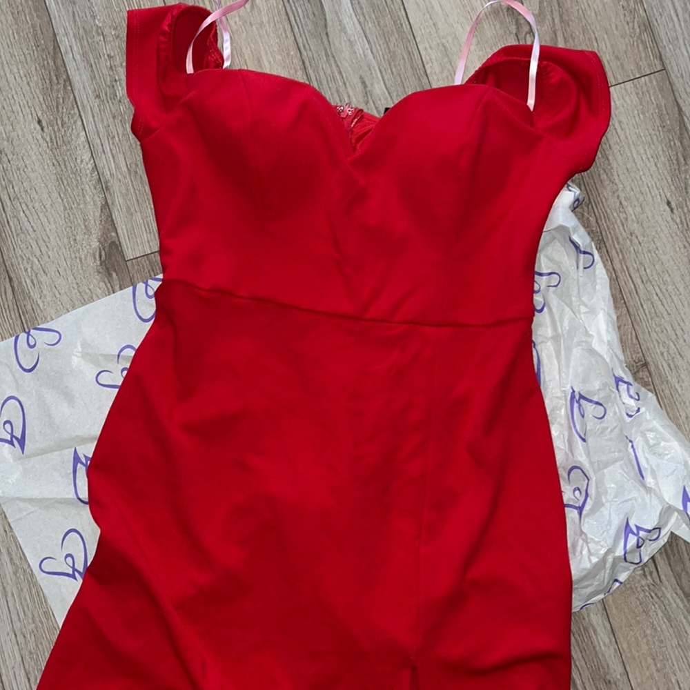 Windsor Red Formal dress 👗 worn once for a few hours . Sexy High thigh slit